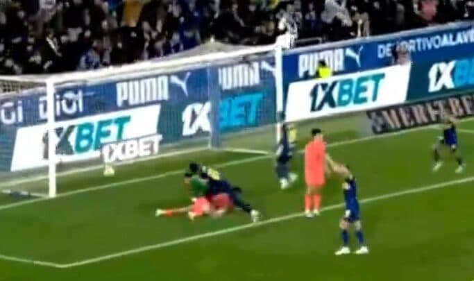 Alaves kalon në epërsi ndaj Barcelonës në fundin e pjesës së parë