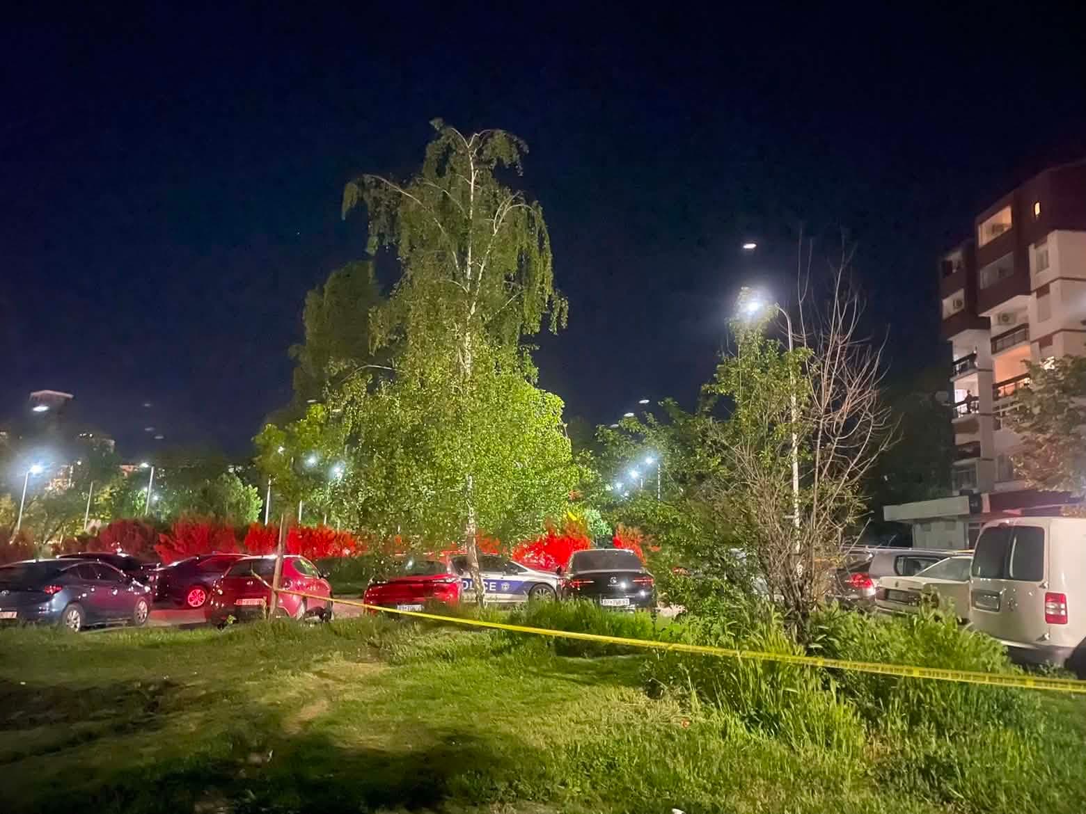 “Persona të maskuar kanë hyrë me qëllim ekzekutimi” – Detaje shokuese nga sulmi ndaj 25-vjeçarit në Breg të Diellit