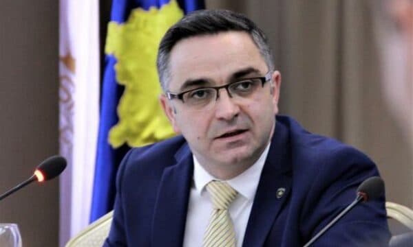Besnik Tahiri thotë se kanë pasur plan për ta ndalë fizikisht VV’në nëse do të kishte tentuar ta imponojë Presidentin