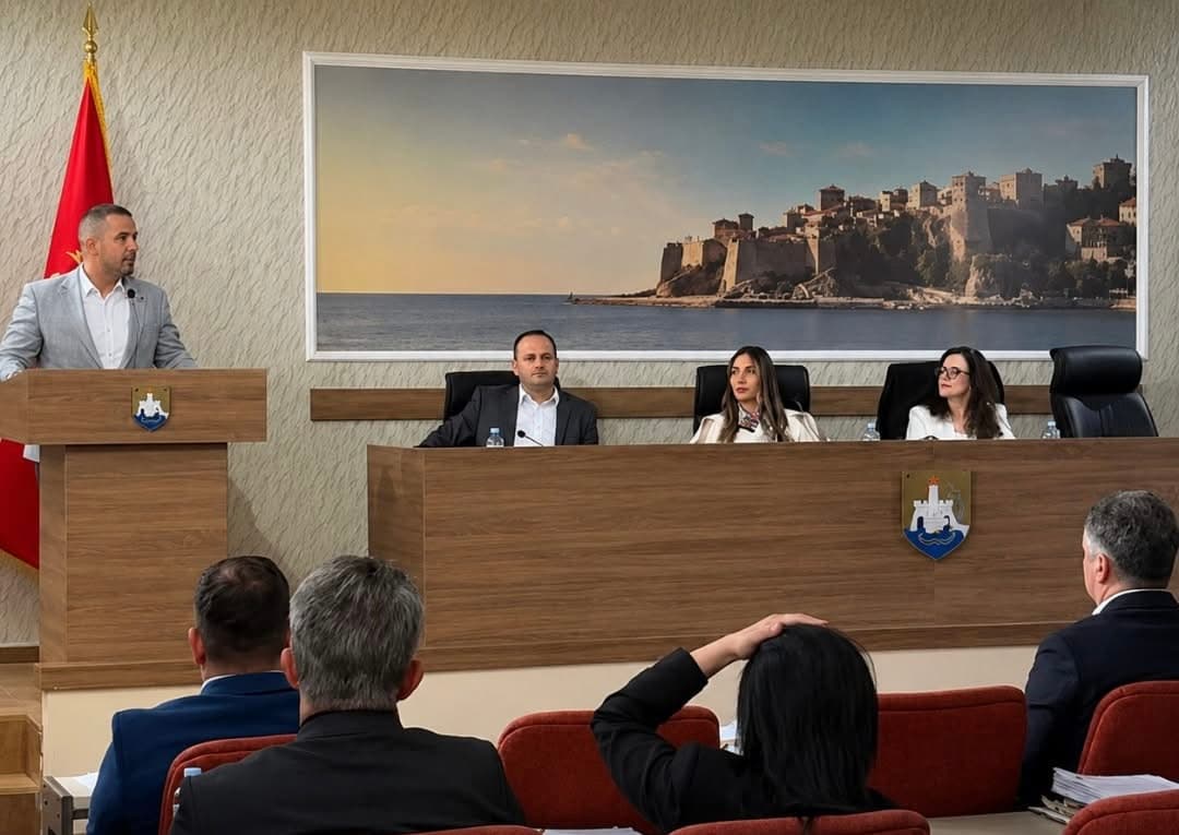 Ulqini me rregulla të reja: 500 euro gjobë nëse del me rroba plazhi në qytet