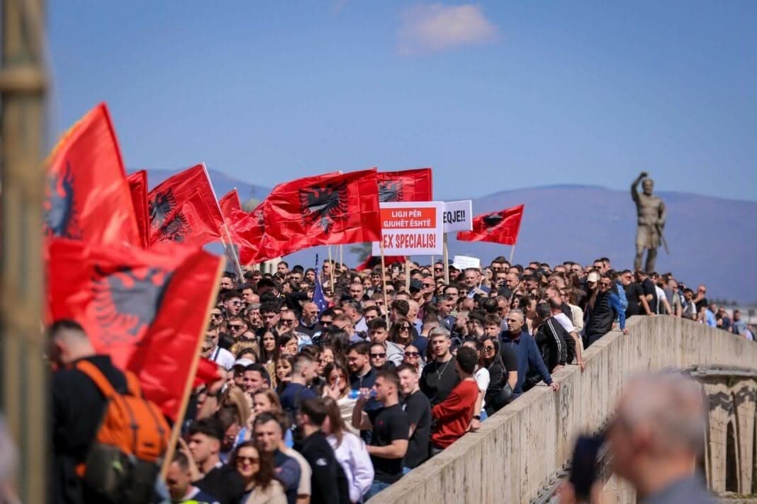 Protesta e studentëve shqiptarë që po tronditë koalicionin e VLEN me Mickovskin, pse po heshtë Qeveria e Kosovës?