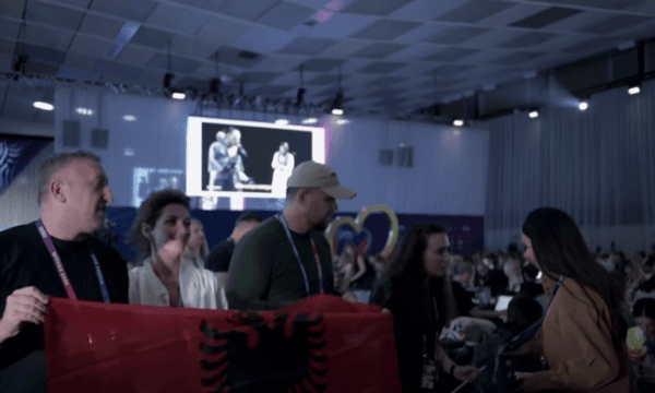 Rrëfimi i gazetarit që nuk lejoi serben të heq flamurin e Kosovës nga Eurovizioni
