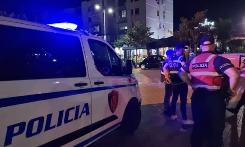 Plagoset polici shqiptar, i dyshuari ia mori armën gjatë shoqërimit në stacion