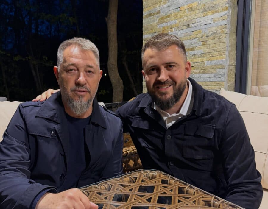 VV kërkoi slogan për fushatë, Mërgim Lushtaku reagon me ironi: Po ua propozoj: Samia, Samia, Samia