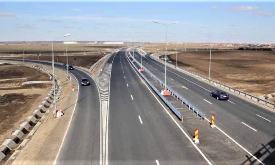 Ministria e Infrastrukturës nënshkruan kontratë mbi 35 milionë euro për mirëmbajtjen e rrugëve në Kosovë