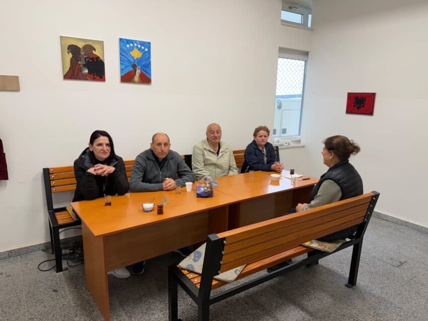 Azemi: Greva e punëtorëve teknikë të shkollave do të vazhdojë derisa pagat të dalin në llogari bankare