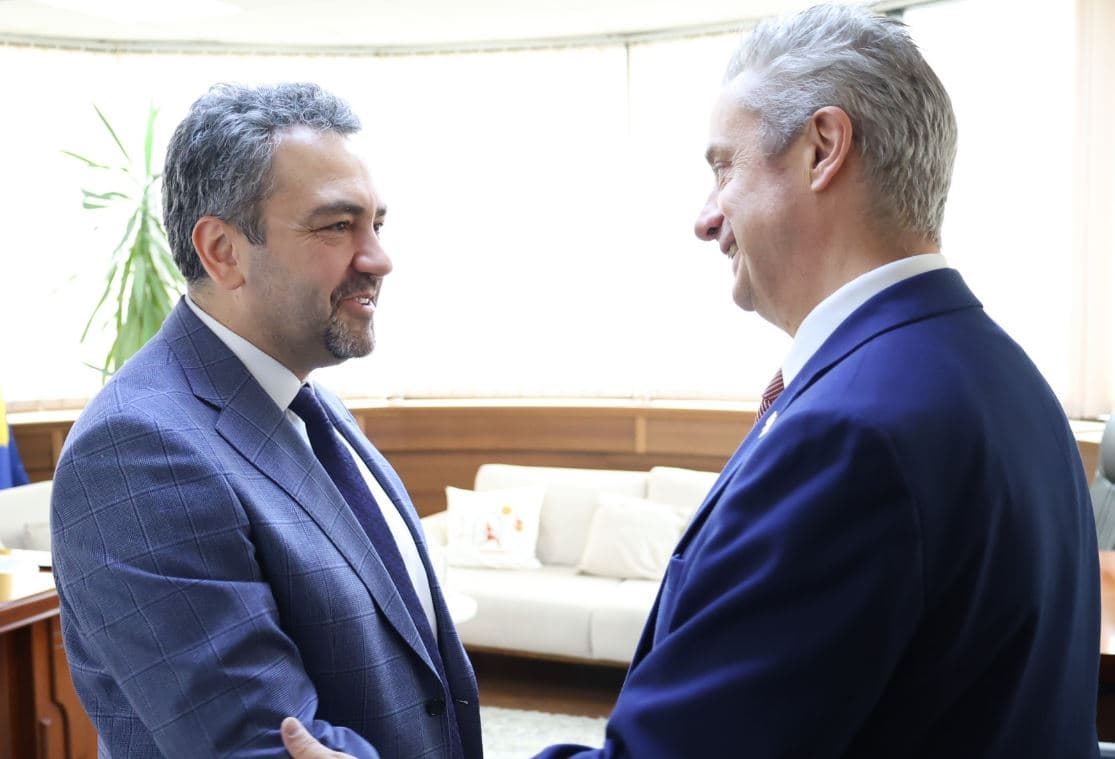 Ambasadori britanik pas takimit me Radoniqin: Britania do ta mbështesë Kosovën për zgjedhje të sigurta dhe transparente më 7 qershor