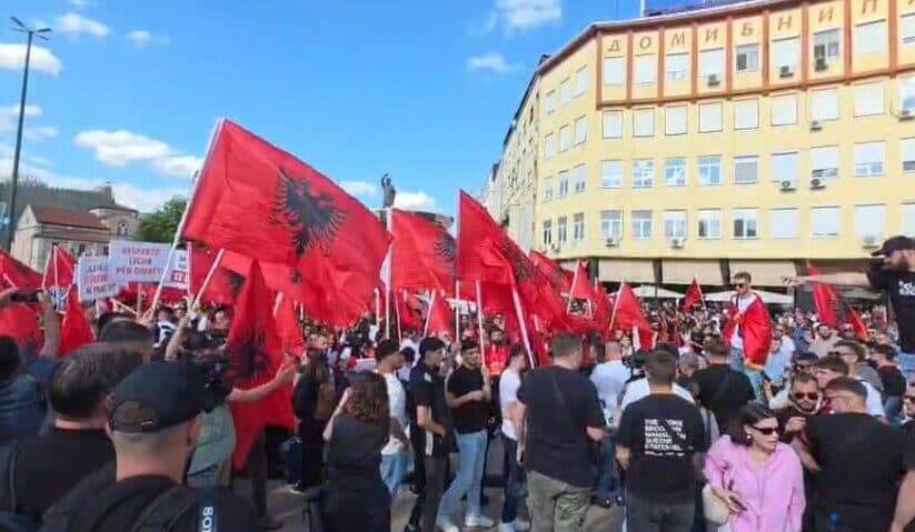 Protesta e studentëve në Shkup për gjuhën shqipe, policia liron tre të rinjtë shqiptarë