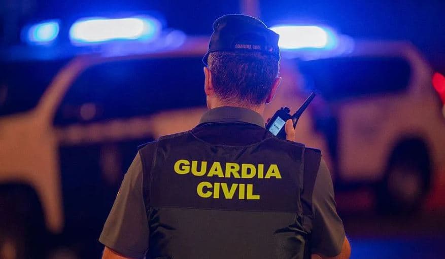 Tronditet Spanja: 25-vjeçari dyshohet se vrau prindërit dhe plagosi katër persona