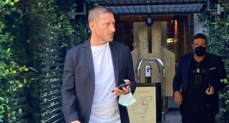 Totti pranon se do kthehet te Roma, por në formë shakaje: Po, po – që nesër madje…!