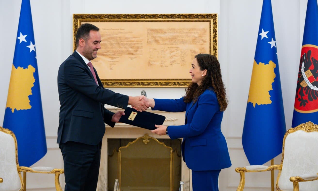 Glauk Konjufca e quan “frizerkë” Vjosa Osmanin