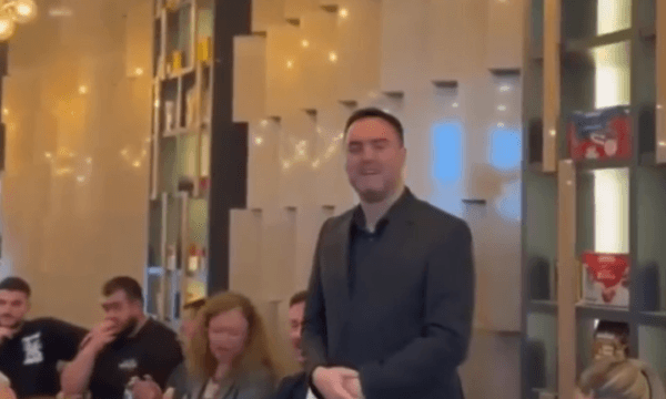 “Kur jemi te frizerkat…” – Konjufca ofendon rëndë Vjosa Osmanin në tubim publik