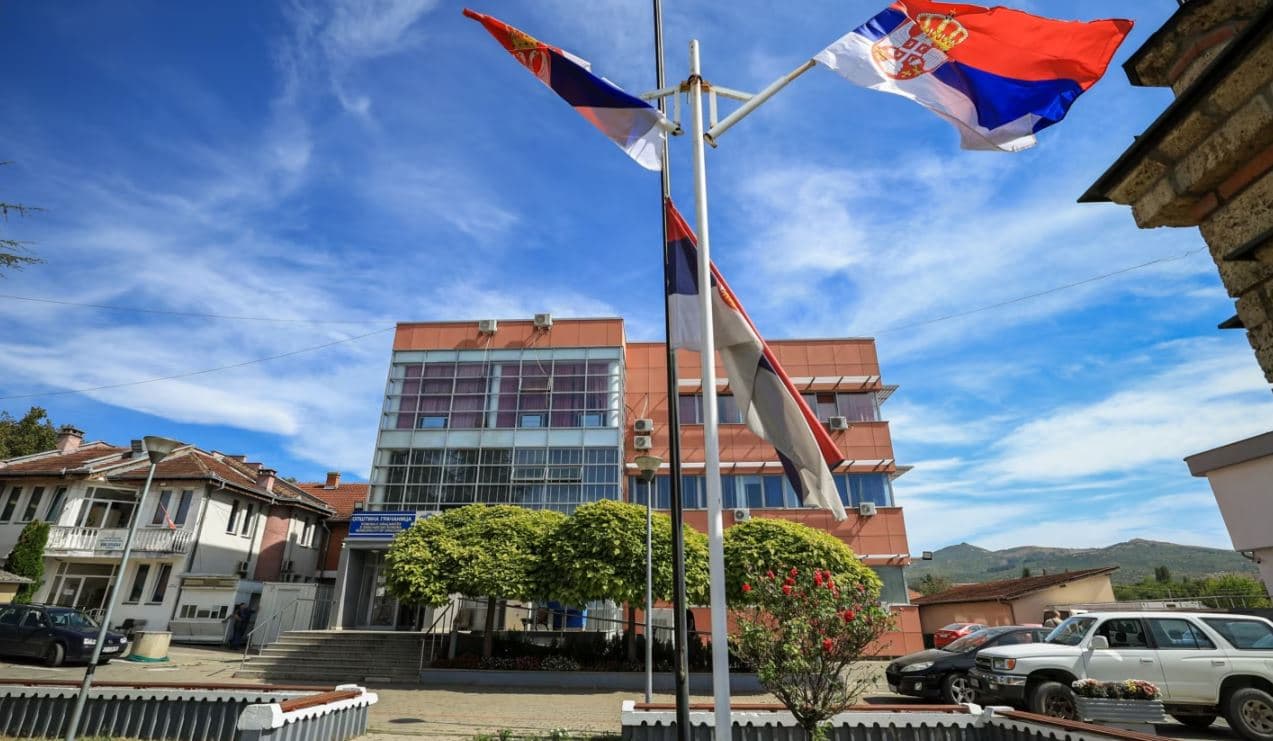 Shtatë të arrestuar pas pretendimeve për pushime nga puna në institucionet e Serbisë në Kosovë për arsye politike