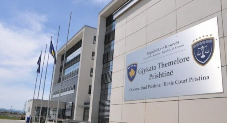 Deklarohen të pafajshëm dy të akuzuarit për kultivimin e narkotikëve, njëri e pranon fajësinë për armëmbajtje pa leje