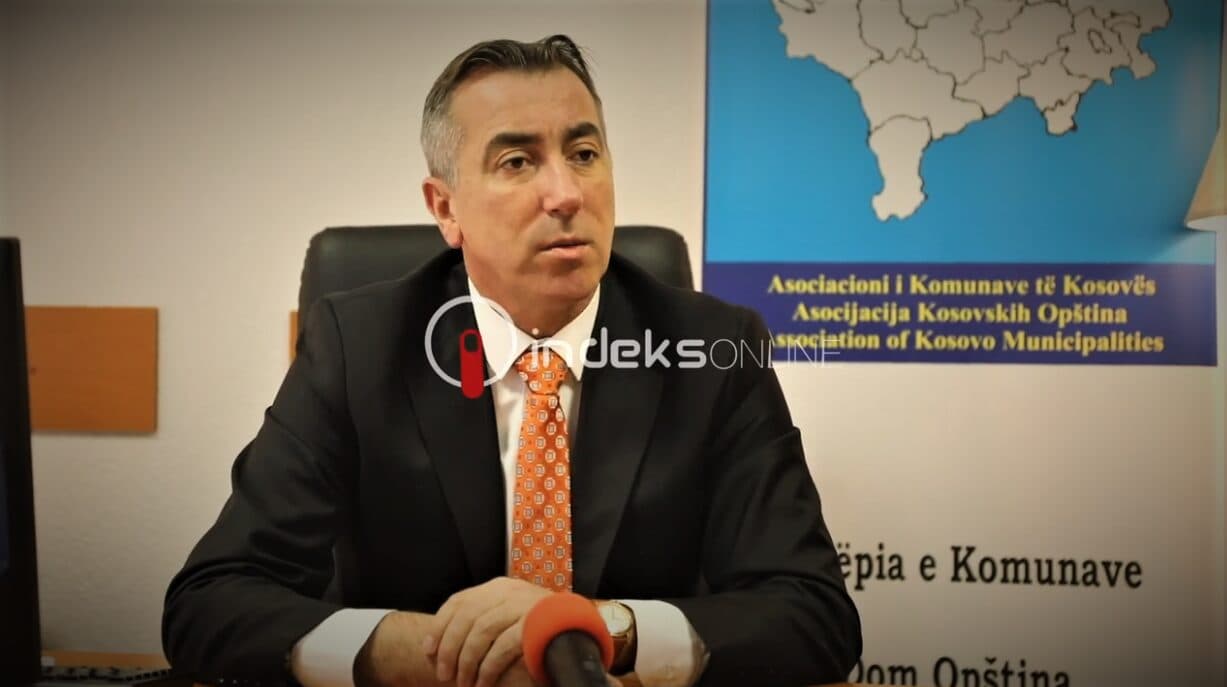 AKK: Ministria e Financave po fundos buxhetet e komunave e po ndëshkon qytetarët edhe përmes tatimit në pronë