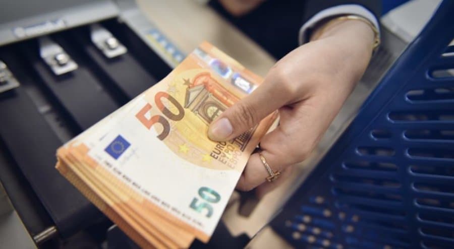 Policia arreston dy zyrtarë bankarë, dyshohet se ngarkuan një grua me kredi 25 mijë euro pa dijeninë e saj