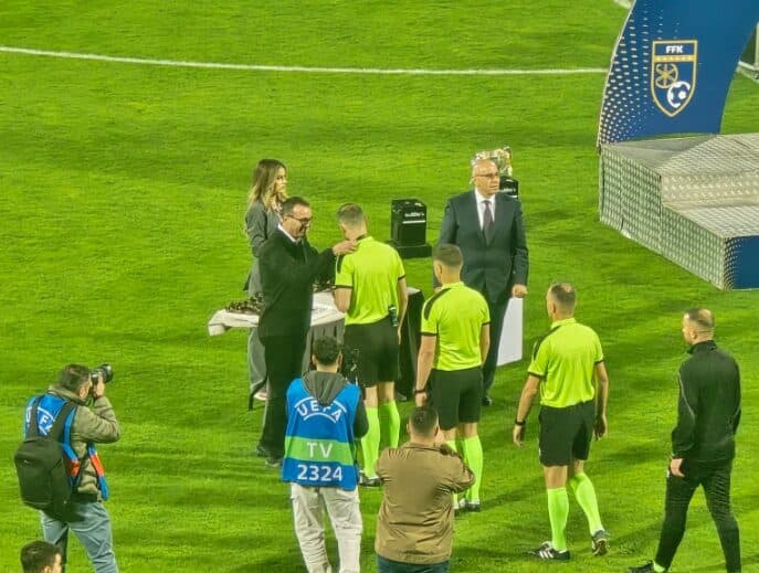 Ferizaji nuk pranon medalje, Kupën i’a uron gjyqtarit Genc Nuza