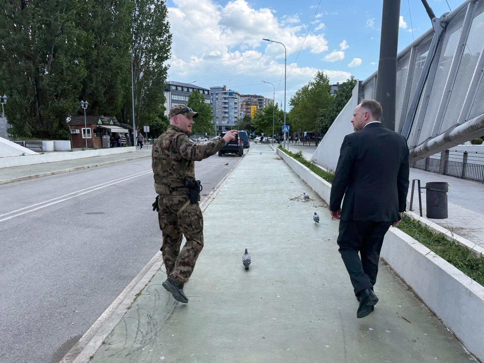 Hamilton publikon fotografi duke kaluar Urën e Ibrit me ekipin e KFOR që e monitoron Veriun, falënderon partnerët e NATO’s