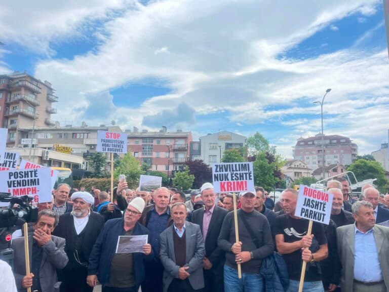 Nis protesta kundër ndalimit të shërbimeve ndërtimore në Rugovë