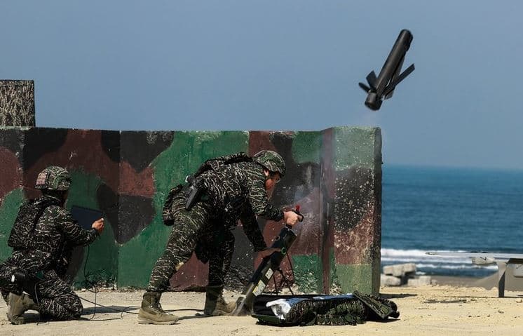 Amerika pezullon shitjen e armëve në Tajvan