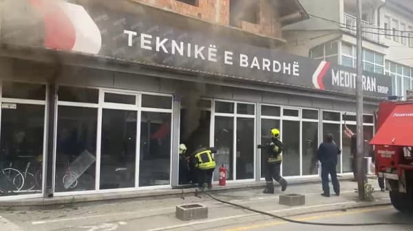 Digjet një dyqan i pajisjeve elektronike në Viti, intervenojnë zjarrfikësit