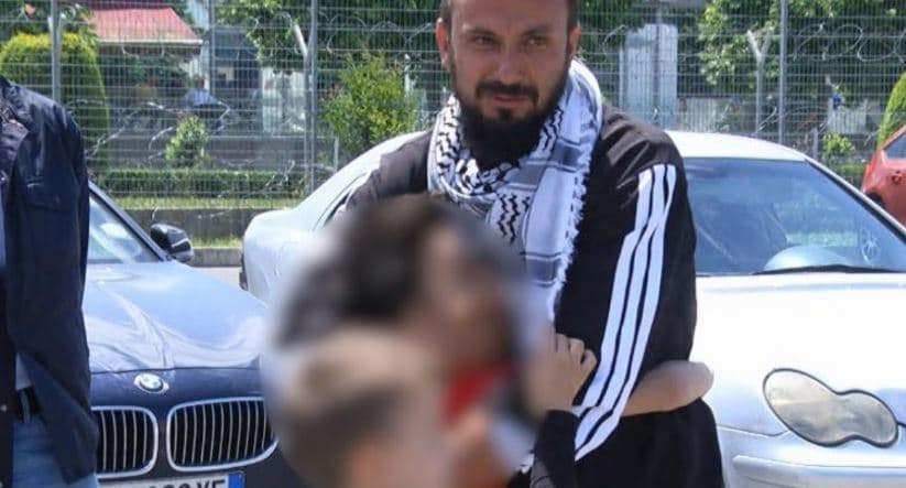 Aktivisti Baki Goxhaj mbërrin pas kthimit nga Gaza, përqafohet me izraelitin