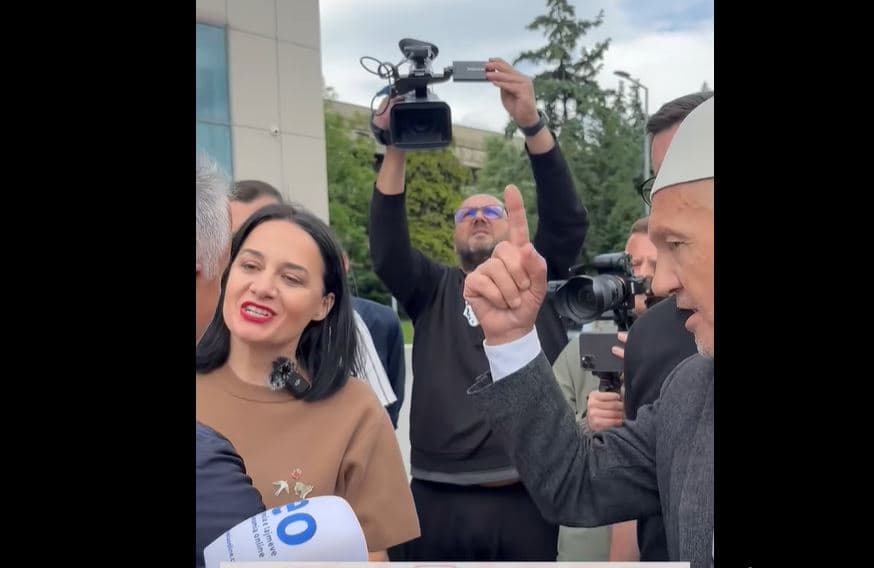 “S’ta jap dorën, se nuk e flliqi dorën”, qytetari i reagon ashpër Fitore Pacollit gjatë protestës