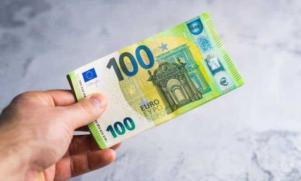 “Qesharake dhe jonjerëzore”, Azemi thotë se vendimi prej 100 eurosh ndaj punëtorëve privatë është diskriminues