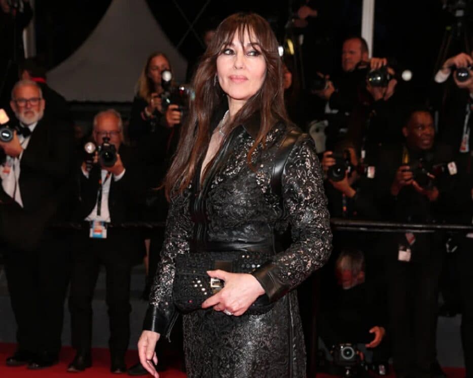 Monica Bellucci shkëlqen në Festivalin e Filmit në Kanë, shfaqet me një fustan elegant prej lëkure dhe dantelle