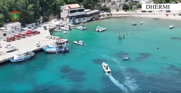 Shkeli perimetrin e sigurisë në plazh, gjobitet lundruesi në Dhërmi
