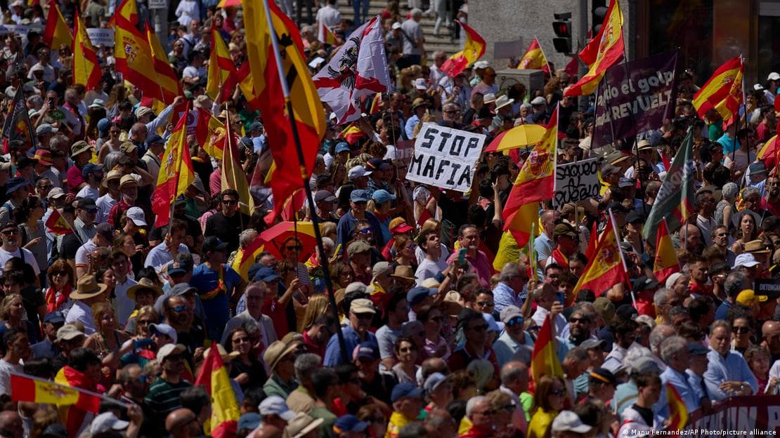 Mijëra njerëz protestojnë në Madrid, kërkojnë dorëheqjen e Sanchezit
