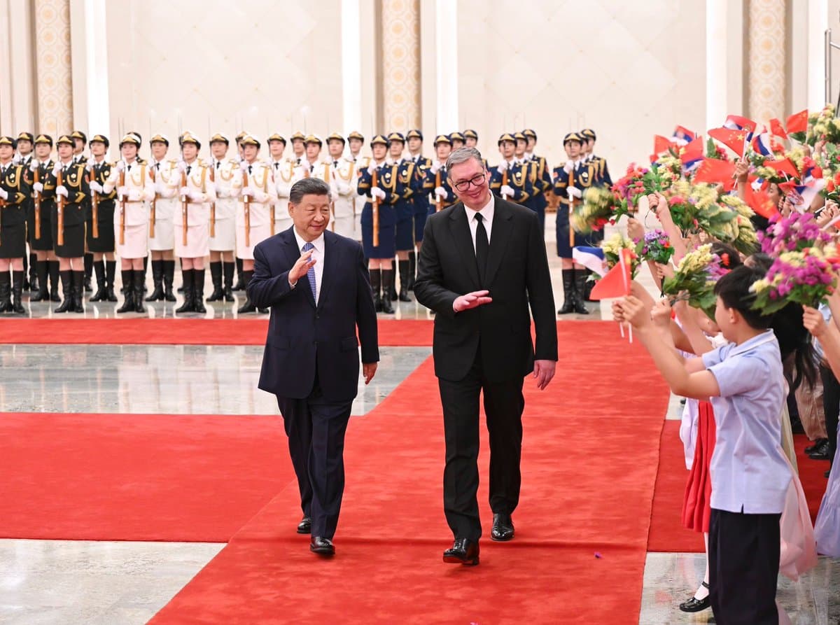 Xi e shpërblen Vuçiqin me “Medaljen e Miqësisë” gjatë vizitës së tij në Pekin