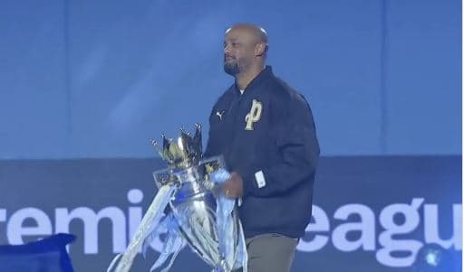 Kompany i pranishëm në festën e Manchester Cityt, shihet me titullin e Premierligës