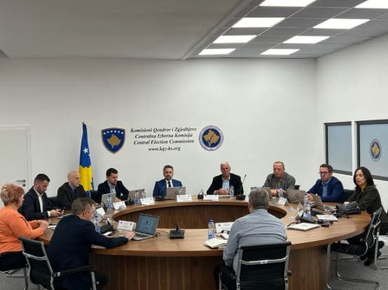 KQZ lehtëson votimin për qytetarët mbi 80 vjeç, regjistrimi online pa dokumente mjekësore