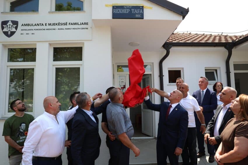 Zbulohet pllaka përkujtimore e Rexhep Tafës, mjeku që sakrifikoi gjithçka për lirinë