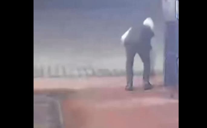Hajnat vjedhin kasat në një autolarje “self-service” – kamerat kapin gjithçka!