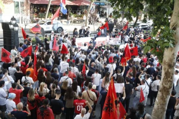 ​Protestë studentore në Tiranë në mbështetje të gjuhës shqipe në Maqedoninë e Veriut