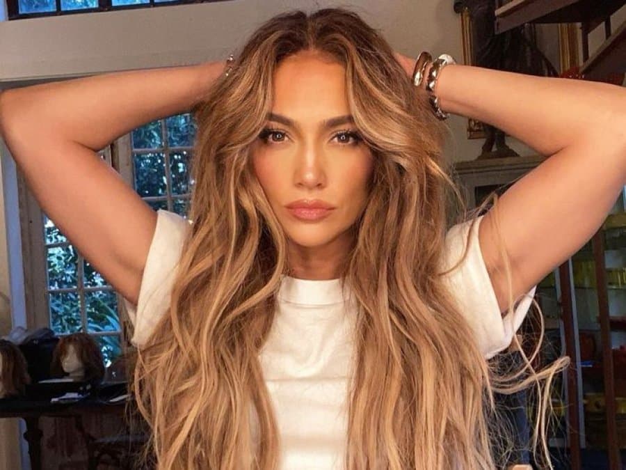 Jennifer Lopez tërheq vëmendjen me foto verore në rrjetet sociale