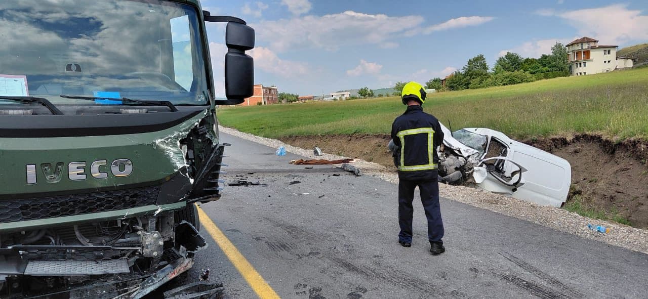 Aksidenti ndërmjet kamionetës së FSK-së dhe automjetit: Vdes një nga të lënduarit