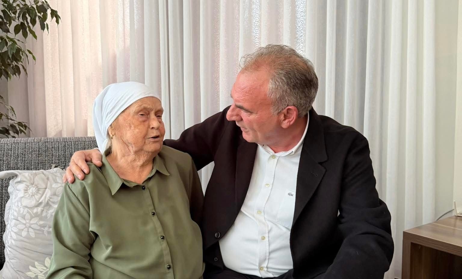 Limaj viziton nënën e Thaçit: Lusim Zotin që festat e ardhshme t’i presim bashkë me bashkëluftëtarët