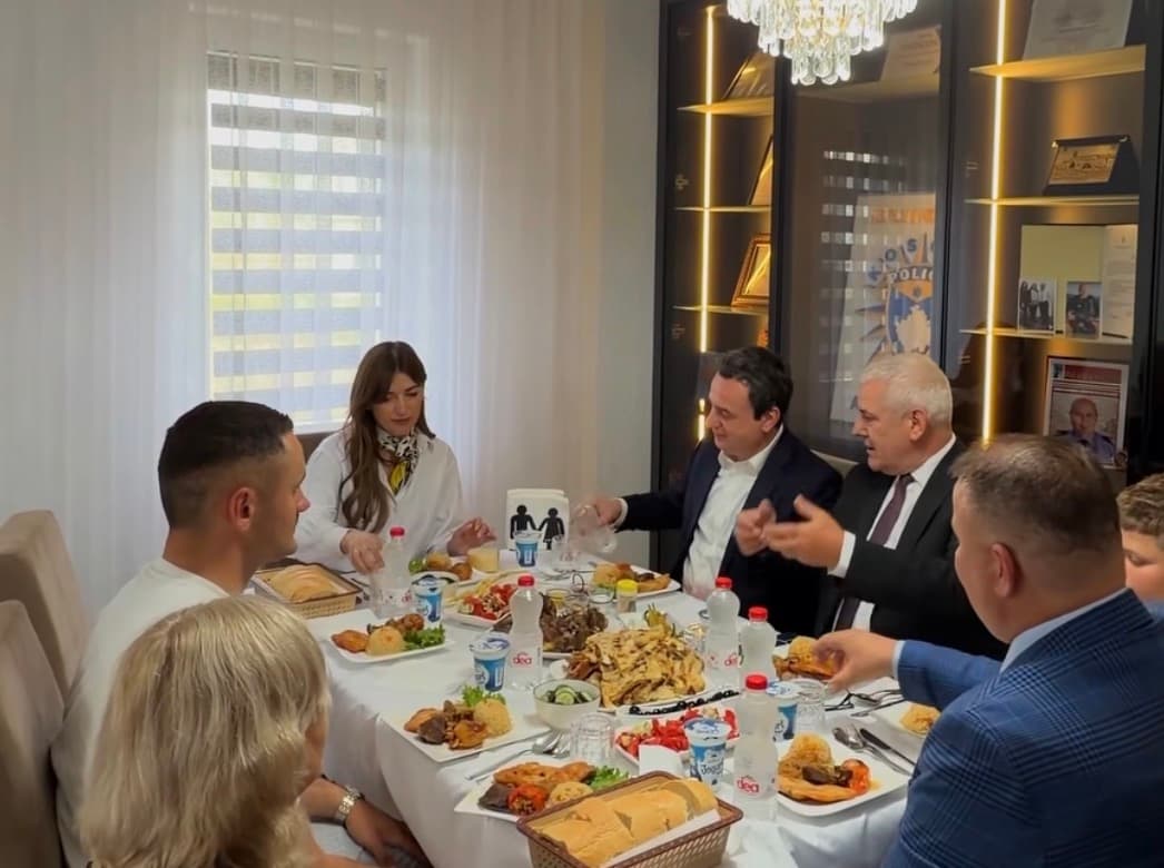 Kurti shkon te familja e heroit Afrim Bunjaku për drekën e Bajramit