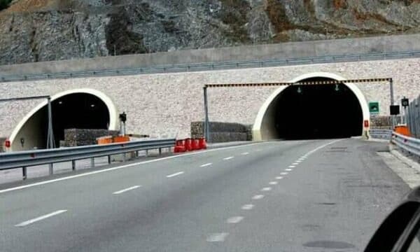 Aksident në hyrje të tunelit të Kalimashit