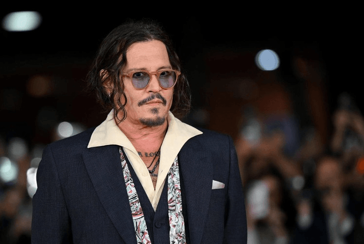 Skandal i madh: Johnny Depp nuk e kishte vënë re, 27-vjeçari dyshohet se i vodhi kartat dhe shpenzoi gjysmë milioni paund
