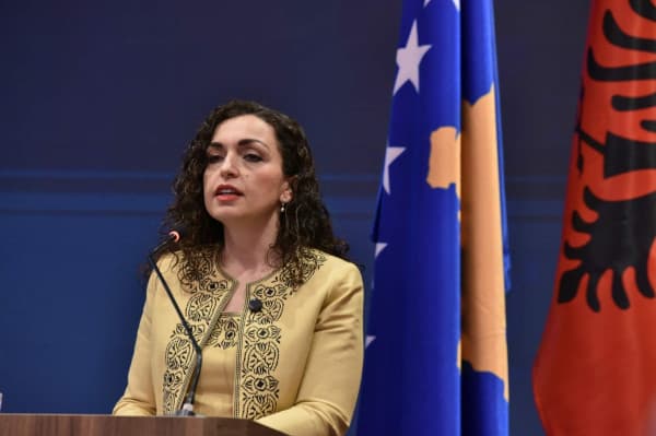 ​U ftua të flas për gratë në politikë, por Osmani nuk komenton pse i ndau rrugët me Gërvallën