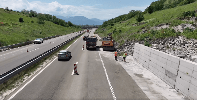 Basha thotë se nga dje ka nisur pastrimi i dheut në Autostradë: Vonesat u shkaktuan pa fajin tonë