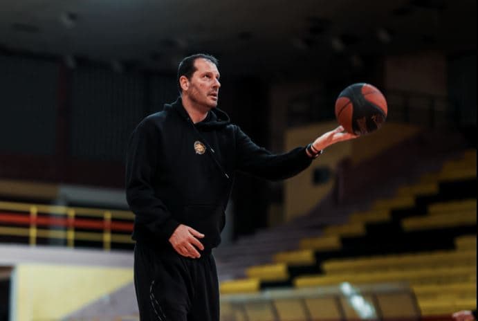 Peja ia vazhdon trajnerit Michalis Kakiouzis