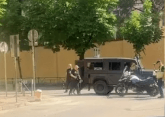 Objekti i dyshimtë pranë Ambasadës Amerikane ngriti policinë në këmbë/ Çfarë kishte brenda kovës së lënë në rrugë