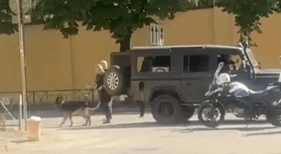 Një kovë në rrugë ngriti policinë në këmbë, alarmi për bombë pranë Ambasadës Amerikane në Tiranë del fals