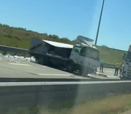 Dy të lënduar në aksidentin me kamionetë në rrugën Prizren-Prishtinë – bllokohet njëri shirit i lëvizjes