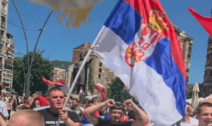 Maturantët serbë në Mitrovicë dëgjohen duke thirrur “Kosova është zemër e Serbisë”